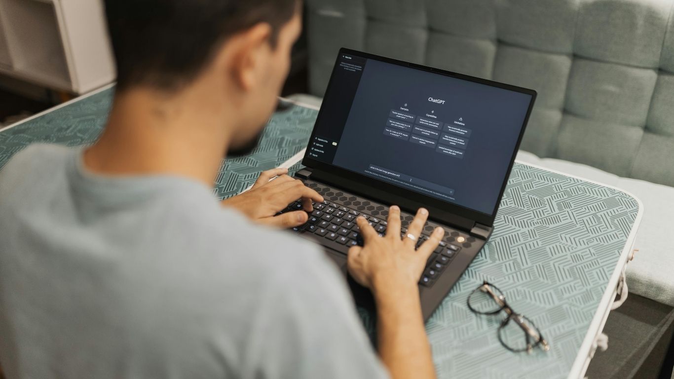 Man-with-computer-talking-to-chat